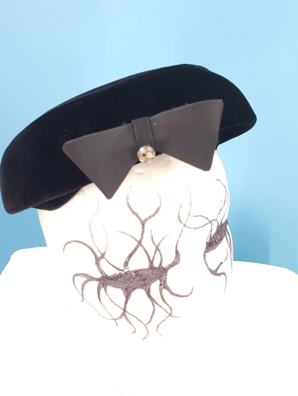 Vintage black velvet hat with flat bow - Picture 2 of 7
